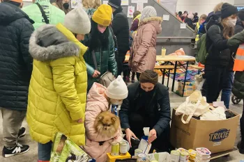 Refugees gather to receive aid for their pets